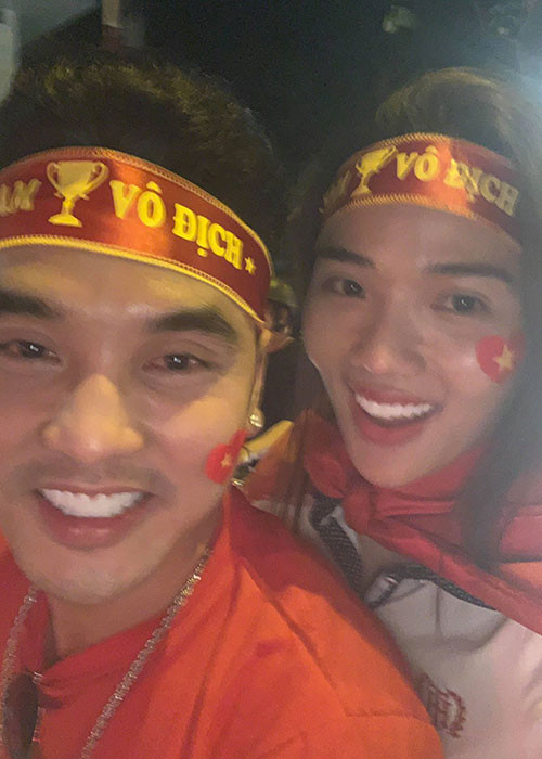 Vợ chồng Ưng Hoàng Phúc - Kim Cương trốn hai con trai để cùng biển người xuống đường mừng chiến thắng của đội tuyển Việt Nam.
