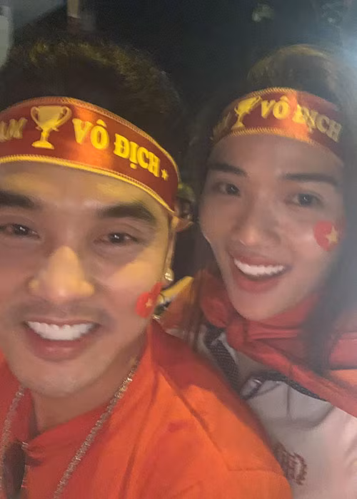Vợ chồng Ưng Hoàng Phúc - Kim Cương trốn hai con trai để cùng biển người xuống đường mừng chiến thắng của đội tuyển Việt Nam.
