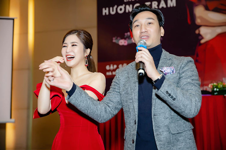 Trong khi đó, Hương Tràm quyết định sẽ bỏ thói quen bóc da tay đến chảy máu vì đội tuyển Việt Nam.