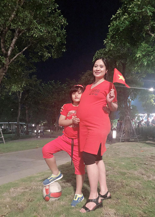 Bụng bầu vượt mặt, Thanh Thúy đăng tải hình ảnh cùng con trai đi ăn mừng kèm lời chú thích hài hước: "Bé bầu bê 1 trái banh. Bé Phê bê 1 trái banh nên Việt Nam đá vô 1 trái banh".