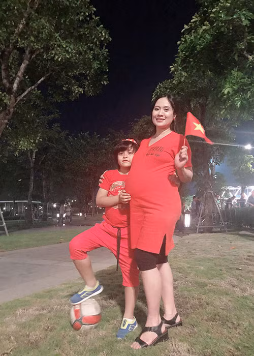 Bụng bầu vượt mặt, Thanh Thúy đăng tải hình ảnh cùng con trai đi ăn mừng kèm lời chú thích hài hước: "Bé bầu bê 1 trái banh. Bé Phê bê 1 trái banh nên Việt Nam đá vô 1 trái banh".