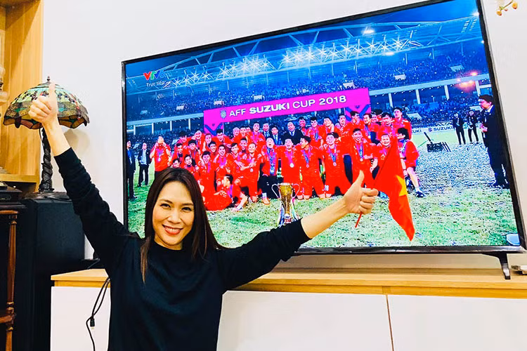 Hâm mộ bóng đá cuồng nhiệt, Mỹ Tâm chúc mừng và gửi lời cảm ơn đến đội tuyển Việt Nam và huấn luyện viên Park Hang-seo.