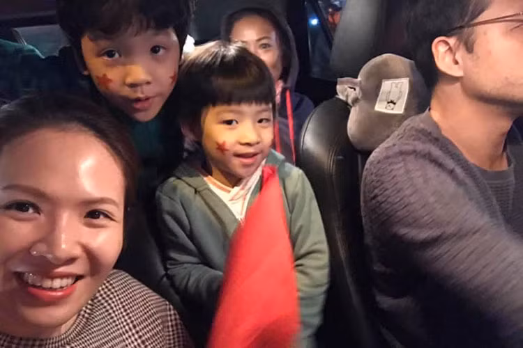 Vợ chồng MC Đan Lê đưa hai con trai đi tận hưởng không khí Hà Nội vô cùng náo nhiệt nhờ đội tuyển Việt Nam.