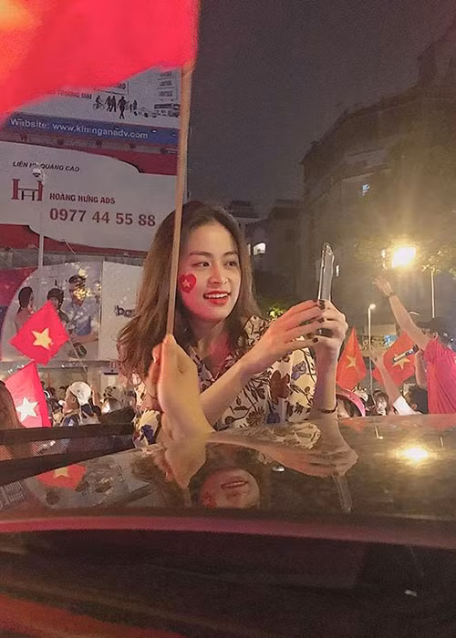 Hoàng Thùy Linh giản dị hòa vào dòng người "đi bão".