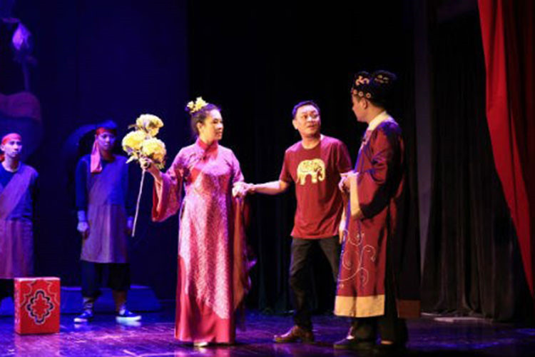 Anh Tú còn ghi dấu ấn ở lĩnh vực đạo diễn. Anh từng dàn dựng các vở "Lâu đài trên cát", "Chuyện chàng dũng sĩ", "Cạm bẫy". Ảnh: Báo pháp luật