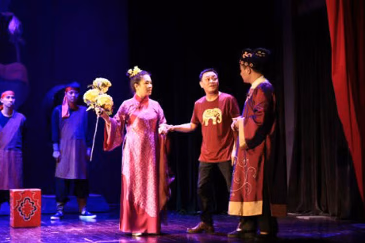 Anh Tú còn ghi dấu ấn ở lĩnh vực đạo diễn. Anh từng dàn dựng các vở "Lâu đài trên cát", "Chuyện chàng dũng sĩ", "Cạm bẫy". Ảnh: Báo pháp luật