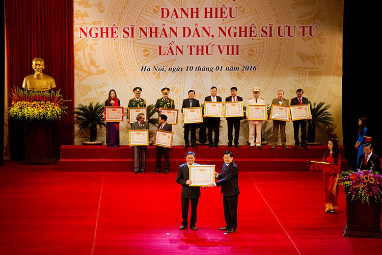 Anh Tú được phong danh hiệu NSƯT năm 2001 và danh hiệu NSND năm 2016. Ảnh: Nhà hát kịch Việt Nam