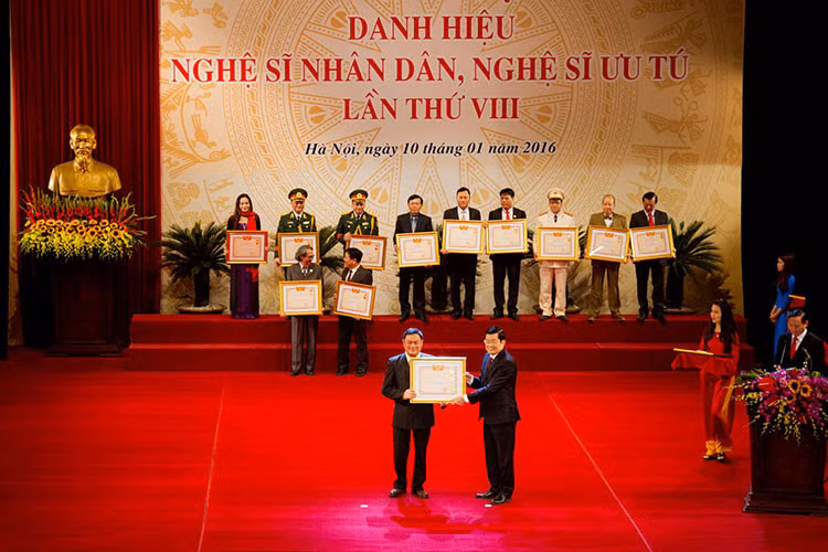 Anh Tú được phong danh hiệu NSƯT năm 2001 và danh hiệu NSND năm 2016. Ảnh: Nhà hát kịch Việt Nam