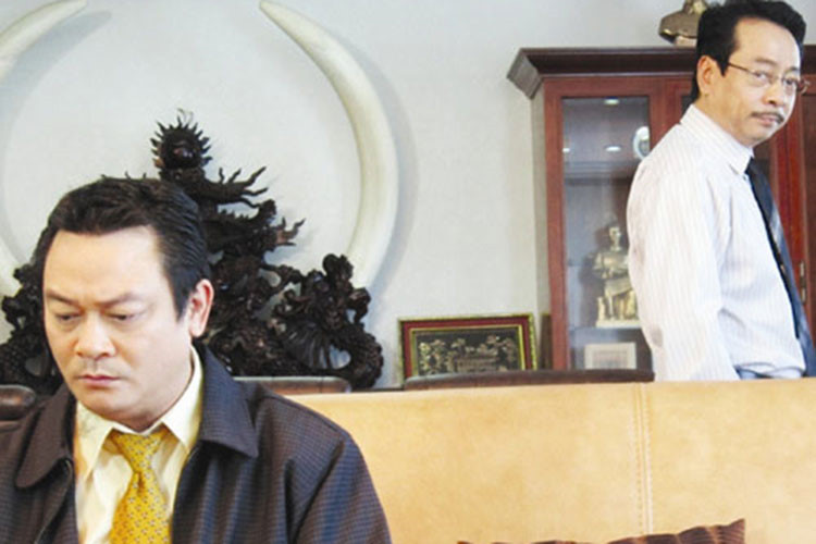 Ở bộ phim "Đàn trời", Anh Tú vào vai ông giám đốc Đài phát thanh truyền hình tỉnh nhu nhược. Ảnh: Infonet