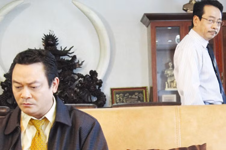 Ở bộ phim "Đàn trời", Anh Tú vào vai ông giám đốc Đài phát thanh truyền hình tỉnh nhu nhược. Ảnh: Infonet