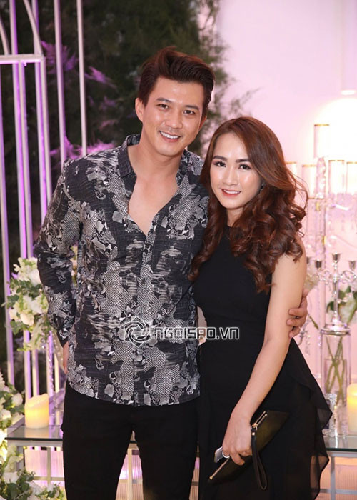 Vợ chồng Hà Việt Dũng sánh đôi chúc mừng Ưng Hoàng Phúc và Kim Cương. Ảnh: Ngôi sao