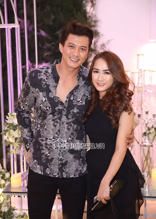 Vợ chồng Hà Việt Dũng sánh đôi chúc mừng Ưng Hoàng Phúc và Kim Cương. Ảnh: Ngôi sao