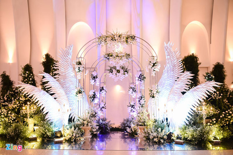 Tại sảnh cưới, xuất hiện hình ảnh đôi cánh chim ưng biểu tượng của Ưng Hoàng Phúc. Ảnh: Zing