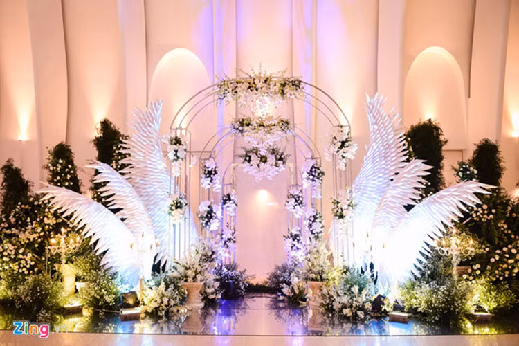 Tại sảnh cưới, xuất hiện hình ảnh đôi cánh chim ưng biểu tượng của Ưng Hoàng Phúc. Ảnh: Zing