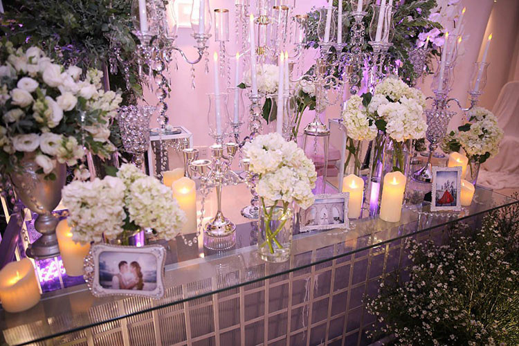 Những bức ảnh cưới của cặp đôi được trưng bày. Ảnh: Vietnamnet