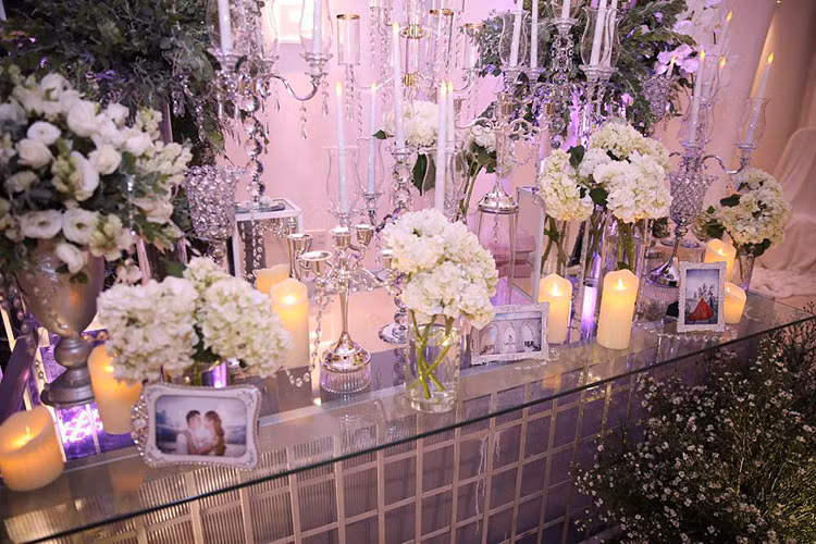 Những bức ảnh cưới của cặp đôi được trưng bày. Ảnh: Vietnamnet