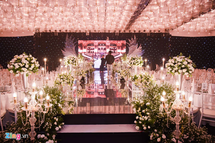 Năm 2015, giọng ca “Thà rằng như thế” và siêu mẫu đình đám một thời quyết định đăng ký kết hôn. Ảnh: Zing