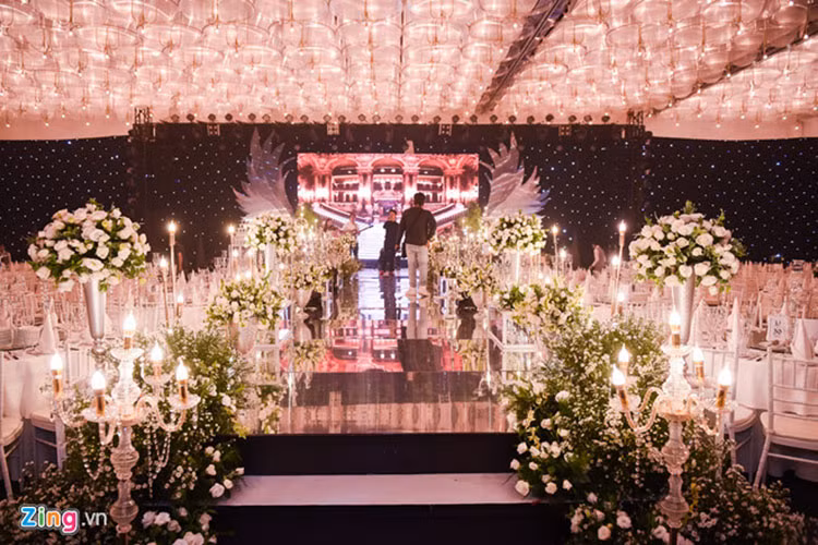 Năm 2015, giọng ca “Thà rằng như thế” và siêu mẫu đình đám một thời quyết định đăng ký kết hôn. Ảnh: Zing