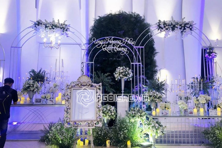 Không gian hôn lễ của cặp đôi mang tông màu trắng, ngập tràn hoa tươi. Ảnh: Ngôi sao
