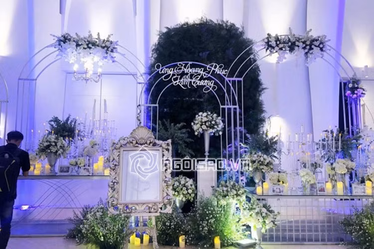 Không gian hôn lễ của cặp đôi mang tông màu trắng, ngập tràn hoa tươi. Ảnh: Ngôi sao