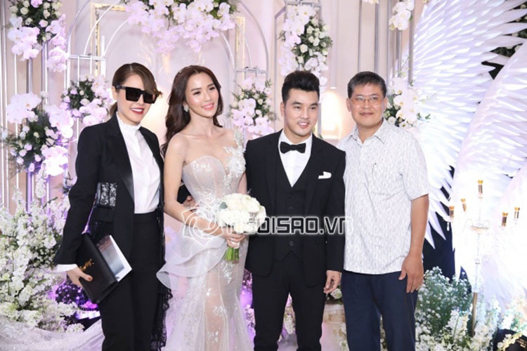 Quế Vân - bà mai của Ưng Hoàng Phúc và Kim Cương chụp ảnh cùng cô dâu chú rể. Ảnh: Ngôi sao