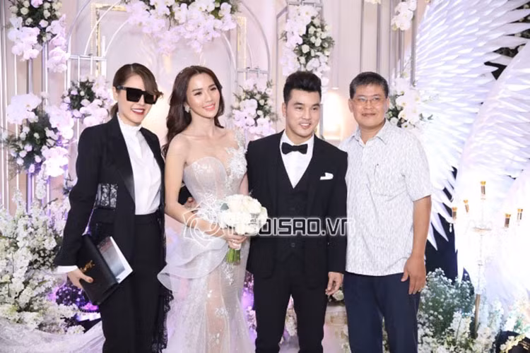 Quế Vân - bà mai của Ưng Hoàng Phúc và Kim Cương chụp ảnh cùng cô dâu chú rể. Ảnh: Ngôi sao