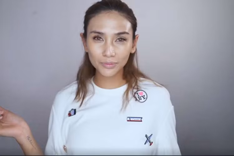 Trút bỏ son phấn để mặt mộc, chân dài 8x gây bất ngờ bởi gương mặt có nhiều vết thâm. Ảnh: Dân Việt