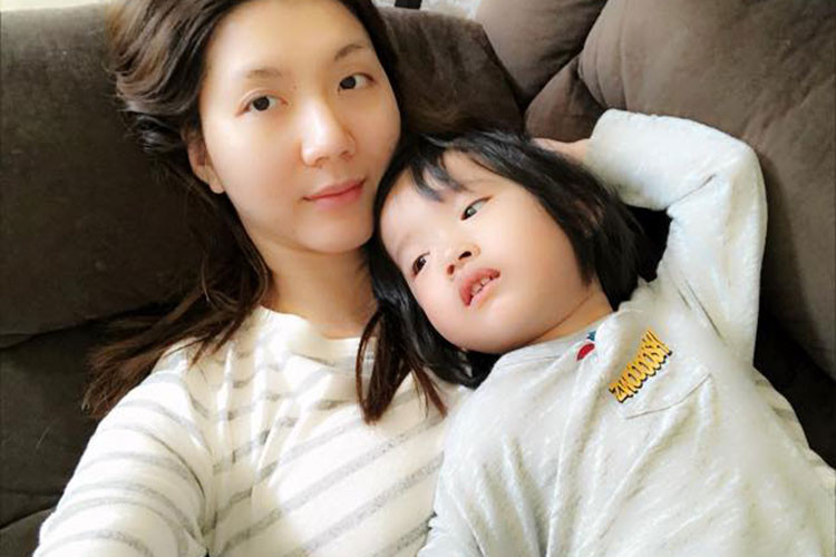 Khác xa với vẻ ngoài lộng lẫy thường thấy, Ngọc Quyên trông giản dị với gương mặt mộc tự nhiên. Ảnh: FBNV