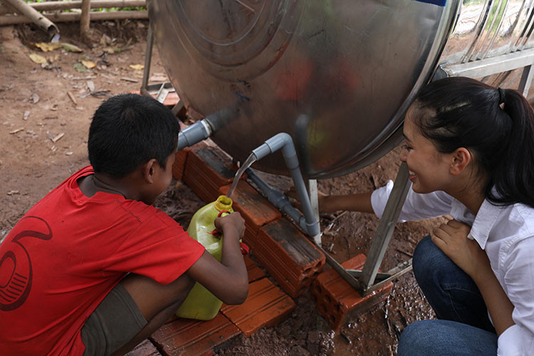 Đại diện Việt Nam đã mang đến cuộc thi dự án "Hành trình của nước" hết sức ý nghĩa và cấp thiết cho bà con Bản Nịu.