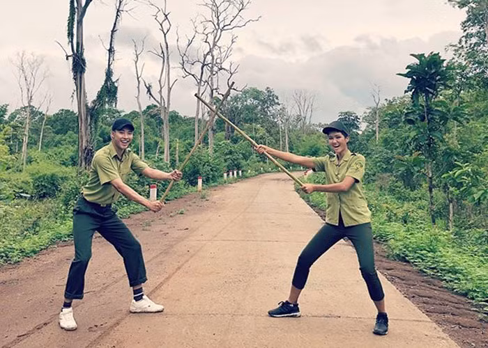 Người đẹp hóa nữ kiểm lâm đáng yêu.