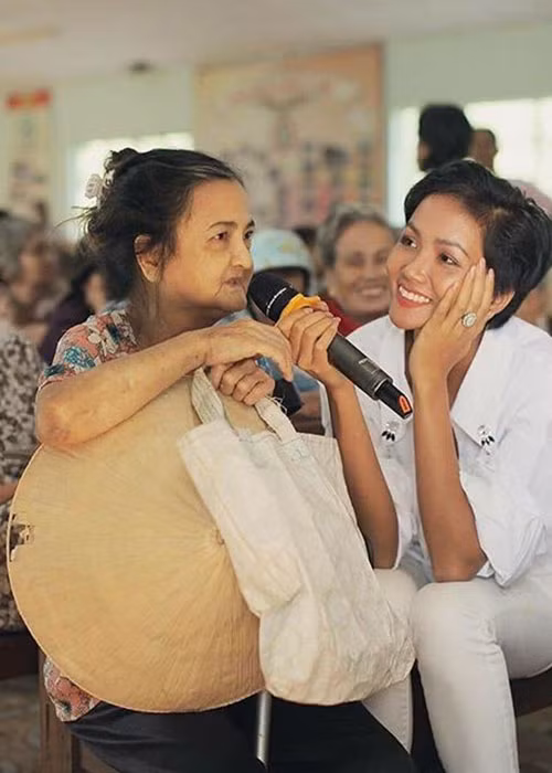 H"hen Niê từng khiến nhiều người bật cười khi kể lại câu chuyện "nói dối" một cụ bà. "Bà hát rất hay. Và bà gọi mình là hoàng hậu. Mình cũng chọc bà luôn là mình 52 tuổi", H"hen Niê chia sẻ.