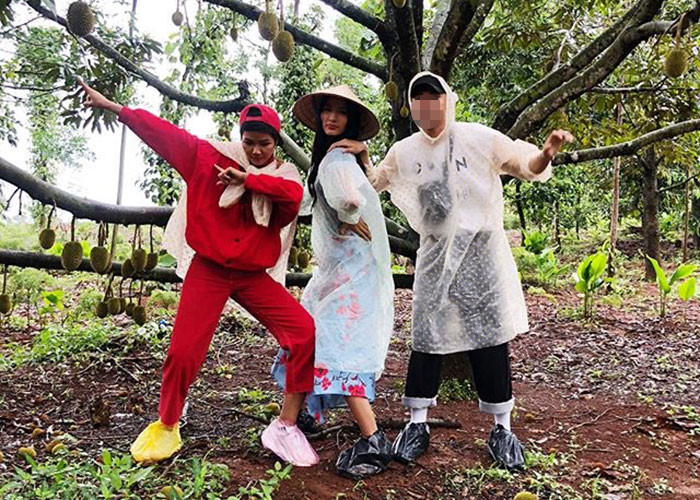 Mặc áo tơi, tạo dáng bá đạo, Hoa hậu H"hen Niê cũng khiến fan không nhịn được cười.