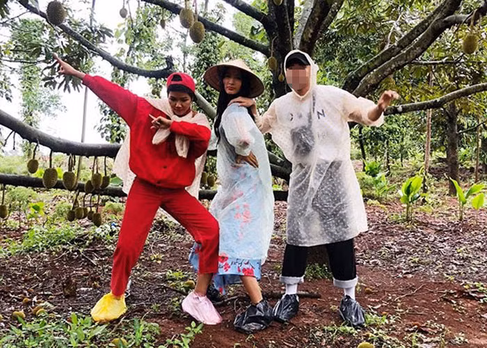 Mặc áo tơi, tạo dáng bá đạo, Hoa hậu H"hen Niê cũng khiến fan không nhịn được cười.