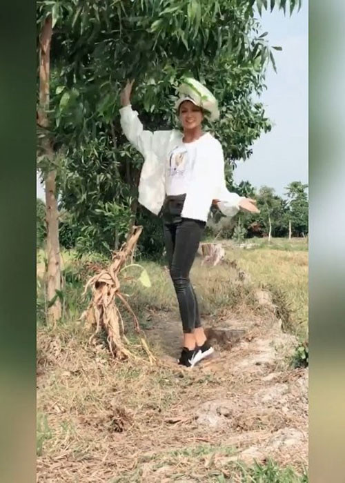 Khoảnh khắc người đẹp vừa đội bao gạo vừa catwalk từng khiến fan thích thú.