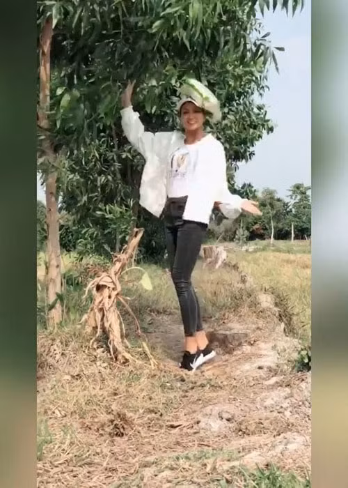 Khoảnh khắc người đẹp vừa đội bao gạo vừa catwalk từng khiến fan thích thú.