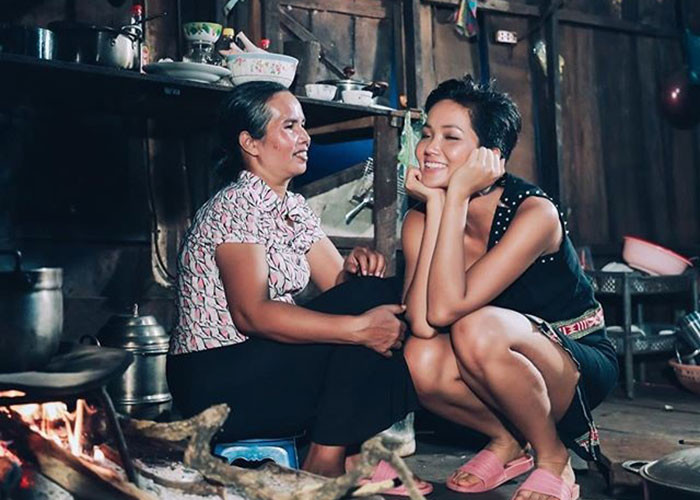 Là hoa hậu nhưng mỗi khi về quê, top 5 Hoa hậu Hoàn vũ Thế giới 2018 H'hen Niê vẫn giản dị, không ngại làm công việc nhà giúp bố mẹ.
