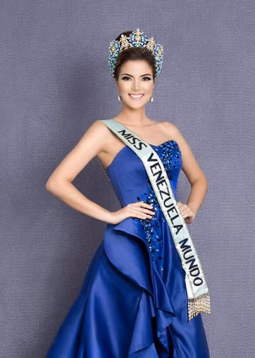 Top 30 cuộc thi Hoa hậu Thế giới 2018 còn gồm đại diện Venezuela - Veruska Ljubisavljevic. Người đẹp năm nay 27 tuổi, là một ca sĩ kiêm người mẫu.