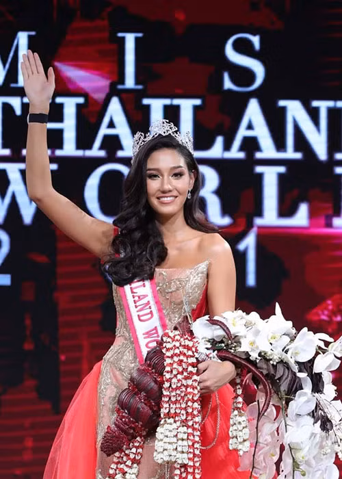 Cũng chắc suất vào top 30 là người đẹp đến từ Thái Lan - Nicolene Pichapa Limsnukan. Cô năm nay 20 tuổi, mang 3 dòng máu: Thái Lan, Trung Quốc và Mỹ.