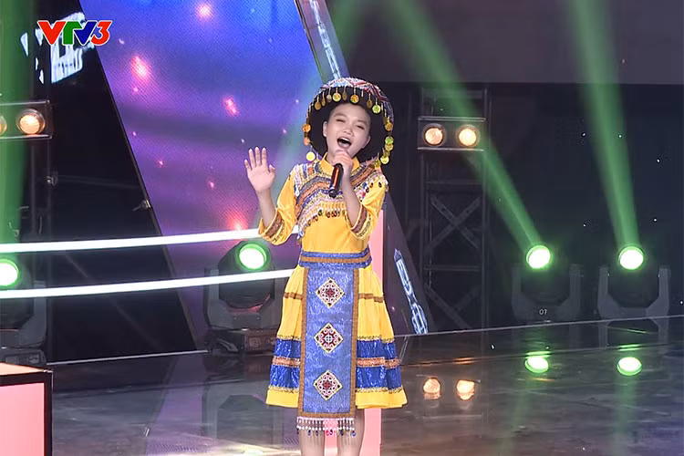 Cho đến khi Quỳnh Như 5 tuổi, em đã tự tin hát karaoke bài “Khúc tâm tình của người Hà Tĩnh”.