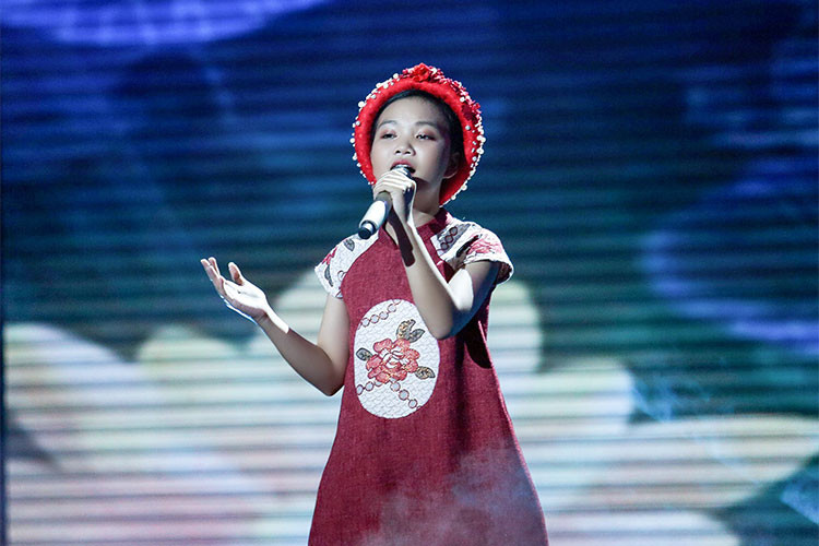 Xuyên suốt cuộc thi, tân quán quân Giọng hát Việt chuyên hát những ca khúc mang âm hưởng dân ca miền Trung vốn là thế mạnh của em.