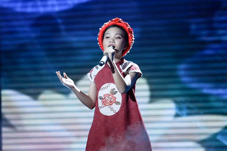 Xuyên suốt cuộc thi, tân quán quân Giọng hát Việt chuyên hát những ca khúc mang âm hưởng dân ca miền Trung vốn là thế mạnh của em.