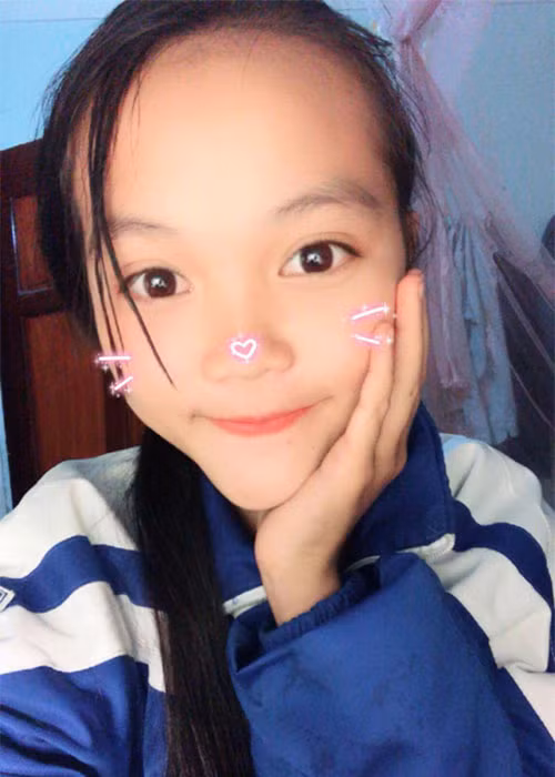 Cũng như bạn bè cùng trang lứa, Quỳnh Như rất thích chụp ảnh selfie.