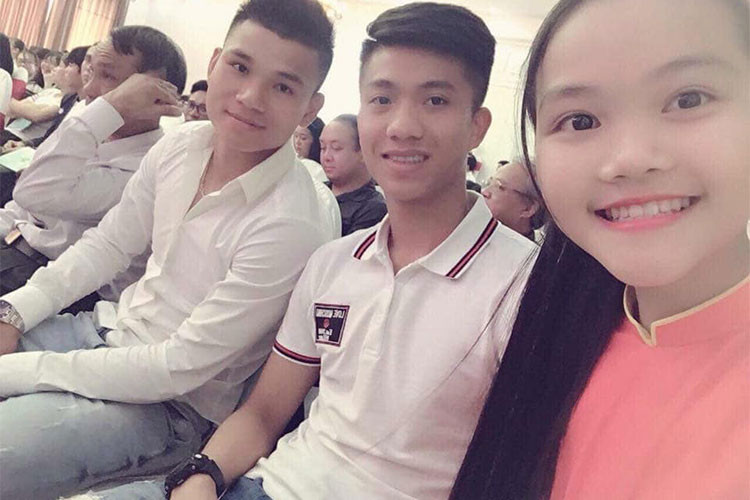 Học trò của Lưu Hương Giang khoe ảnh bên hai cầu thủ của đội tuyển Việt Nam cùng quê với em.