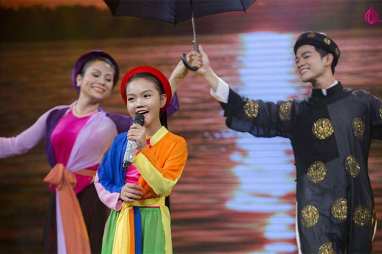 Nhận thấy con gái có tài năng, mẹ của Quỳnh Như dạy con tập hát và dùng điện thoại quay clip đăng tải trên Youtube. Nhờ đó, em được NSND Hồng Lưu phát hiện và nhận vào lớp đào tạo dân ca nhí.