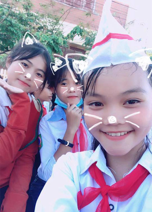 Quỳnh Như thân thiện, hòa đồng với bạn bè cùng lớp.