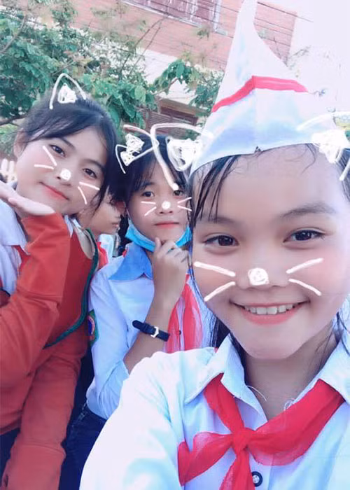 Quỳnh Như thân thiện, hòa đồng với bạn bè cùng lớp.