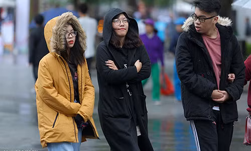  Không khí lạnh tràn về miền Bắc trong đêm qua khiến nhiệt độ giảm sâu, có nơi chỉ 9 độ C. Tại Hà Nội, thời điểm lạnh nhất sáng nay là 12 độ C.