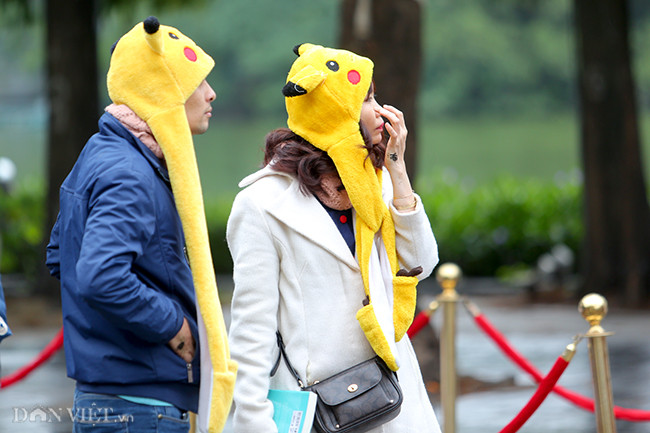 Hai du khách trang bị mũ len thời trang dạo phố.