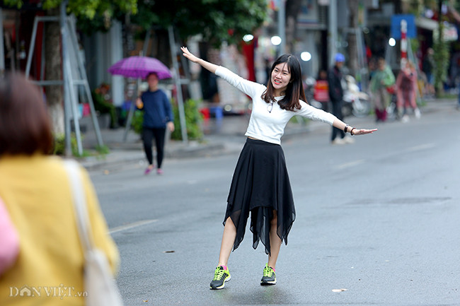 Hôm nay, thời tiết Hà Nội, có mưa, mưa rào, trời rét đậm với nền nhiệt độ thấp nhất phổ biến 12-14 độ C. Đợt rét giá lạnh này kéo dài từ 2 đến 3 ngày.