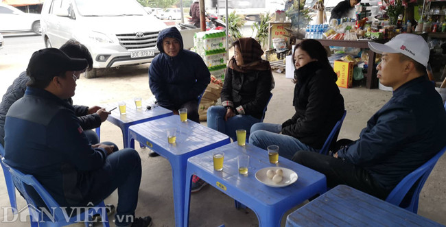 Một nhóm bạn uống trà đá trên phố, ai cũng mặc quần áo ấm dày để chống lại giá lạnh. Ảnh: Lê Anh Dũng.